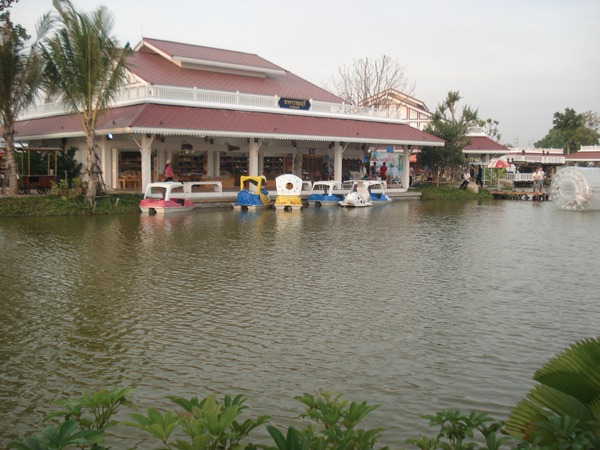 ตลาดน้ำหัวหิน - บรรยากาศสบายๆ ในตลาดน้ำหัวหิน กับเครื่องเล่นแสนสนุก