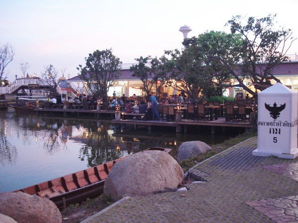 ตลาดน้ำหัวหิน - ร้านอาหาร และ หลักกิโลในตลาดน้ำหัวหิน